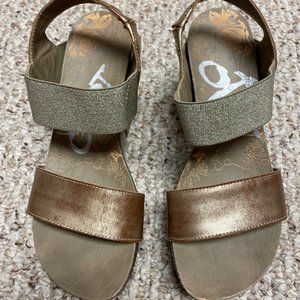 OTBT two strap gold and bronze wedge heels - Size 7